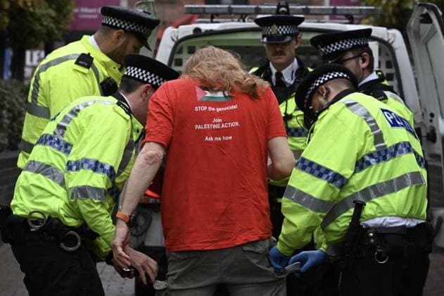 Arrests at the Lift the Ban protest in Liverpool LIVERPOOL, UNITED KINGDOM - SEPTEMBER 27: Supporters of Palestine Action are detained by police during a Lift the Ban rally outside the venue of the Labour Party Conference as they call for the lifting of the ban on the group, in Liverpool, United Kingdom on September 27, 2026. Rasid Necati Aslim Anadolu Liverpool United Kingdom. Editorial use only. Please get in touch for any other usage.  Copyright: x2026xAnadoluxRasidxNecatixAslimx