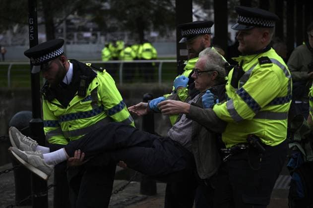 Arrests at the Lift the Ban protest in Liverpool LIVERPOOL, UNITED KINGDOM - SEPTEMBER 27: Supporters of Palestine Action are detained by police during a Lift the Ban rally outside the venue of the Labour Party Conference as they call for the lifting of the ban on the group, in Liverpool, United Kingdom on September 27, 2026. Rasid Necati Aslim Anadolu Liverpool United Kingdom. Editorial use only. Please get in touch for any other usage.  Copyright: x2026xAnadoluxRasidxNecatixAslimx