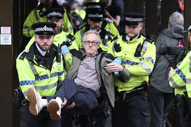 Arrests at the Lift the Ban protest in Liverpool LIVERPOOL, UNITED KINGDOM - SEPTEMBER 27: Supporters of Palestine Action are detained by police during a Lift the Ban rally outside the venue of the Labour Party Conference as they call for the lifting of the ban on the group, in Liverpool, United Kingdom on September 27, 2026. Rasid Necati Aslim Anadolu Liverpool United Kingdom. Editorial use only. Please get in touch for any other usage.  Copyright: x2026xAnadoluxRasidxNecatixAslimx