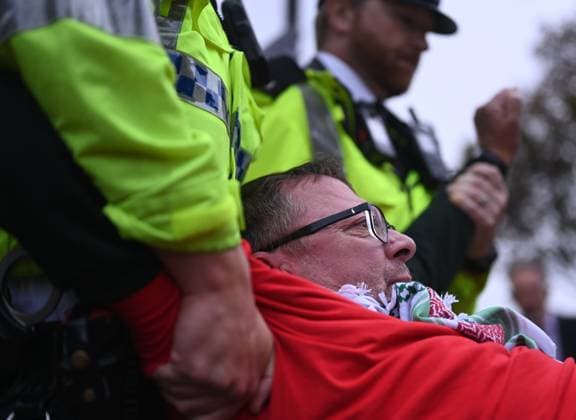 Arrests at the Lift the Ban protest in Liverpool LIVERPOOL, UNITED KINGDOM - SEPTEMBER 27: Supporters of Palestine Action are detained by police during a Lift the Ban rally outside the venue of the Labour Party Conference as they call for the lifting of the ban on the group, in Liverpool, United Kingdom on September 27, 2026. Rasid Necati Aslim Anadolu Liverpool United Kingdom. Editorial use only. Please get in touch for any other usage.  Copyright: x2026xAnadoluxRasidxNecatixAslimx