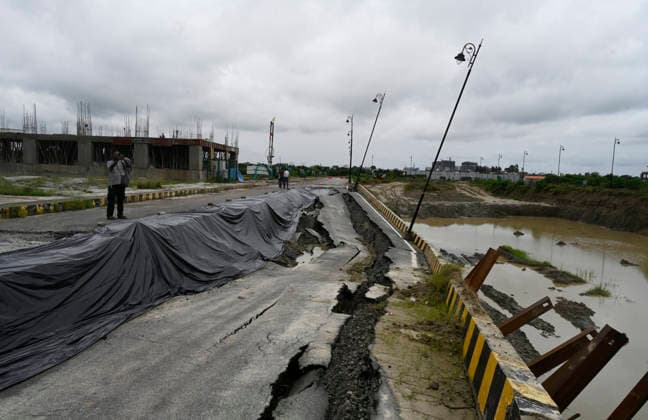 LUCKNOW, INDIA - SEPTEMBER 27: A large stretch of road caved in near Ekana Stadium following two days of continuous rainfall on September 27, 2026 in Lucknow, India. According to the India Meteorological Department forecast, weather conditions are likely to remain affected in the state on Saturday and Sunday. In eastern Uttar Pradesh, a warning of very heavy rainfall has been issued, along with heavy rainfall, thunder and lightning, and strong winds. (Photo by Deepak Gupta Hindustan Times ) Lucknow: Heavy Rain Triggers Waterlogging, Traffic Disruptions Across City