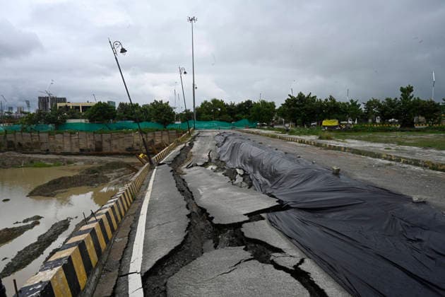 LUCKNOW, INDIA - SEPTEMBER 27: A large stretch of road caved in near Ekana Stadium following two days of continuous rainfall on September 27, 2026 in Lucknow, India. According to the India Meteorological Department forecast, weather conditions are likely to remain affected in the state on Saturday and Sunday. In eastern Uttar Pradesh, a warning of very heavy rainfall has been issued, along with heavy rainfall, thunder and lightning, and strong winds. (Photo by Deepak Gupta Hindustan Times ) Lucknow: Heavy Rain Triggers Waterlogging, Traffic Disruptions Across City