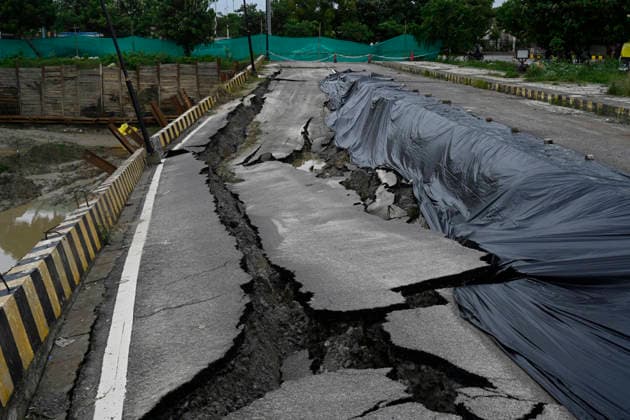 LUCKNOW, INDIA - SEPTEMBER 27: A large stretch of road caved in near Ekana Stadium following two days of continuous rainfall on September 27, 2026 in Lucknow, India. According to the India Meteorological Department forecast, weather conditions are likely to remain affected in the state on Saturday and Sunday. In eastern Uttar Pradesh, a warning of very heavy rainfall has been issued, along with heavy rainfall, thunder and lightning, and strong winds. (Photo by Deepak Gupta Hindustan Times ) Lucknow: Heavy Rain Triggers Waterlogging, Traffic Disruptions Across City