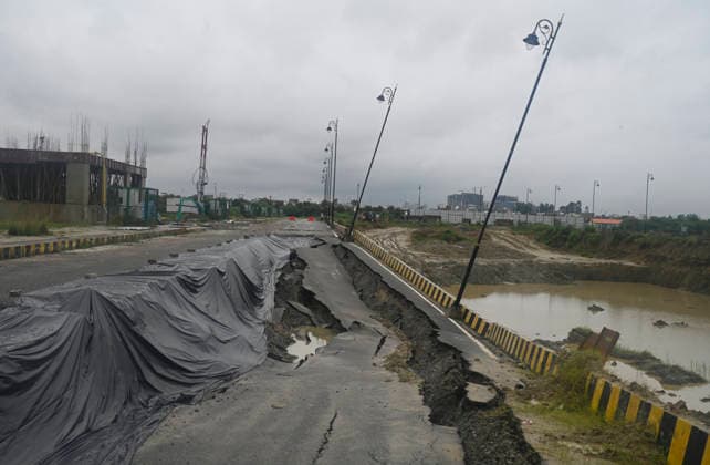 LUCKNOW, INDIA - SEPTEMBER 27: A large stretch of road caved in near Ekana Stadium following two days of continuous rainfall on September 27, 2026 in Lucknow, India. According to the India Meteorological Department forecast, weather conditions are likely to remain affected in the state on Saturday and Sunday. In eastern Uttar Pradesh, a warning of very heavy rainfall has been issued, along with heavy rainfall, thunder and lightning, and strong winds. (Photo by Deepak Gupta Hindustan Times ) Lucknow: Heavy Rain Triggers Waterlogging, Traffic Disruptions Across City