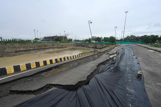 LUCKNOW, INDIA - SEPTEMBER 27: A large stretch of road caved in near Ekana Stadium following two days of continuous rainfall on September 27, 2026 in Lucknow, India. According to the India Meteorological Department forecast, weather conditions are likely to remain affected in the state on Saturday and Sunday. In eastern Uttar Pradesh, a warning of very heavy rainfall has been issued, along with heavy rainfall, thunder and lightning, and strong winds. (Photo by Deepak Gupta Hindustan Times ) Lucknow: Heavy Rain Triggers Waterlogging, Traffic Disruptions Across City