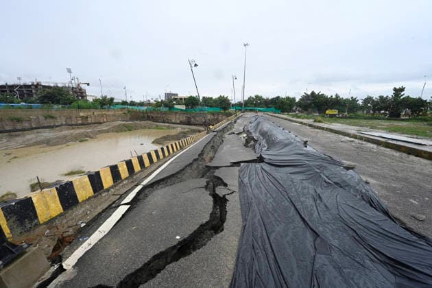 LUCKNOW, INDIA - SEPTEMBER 27: A large stretch of road caved in near Ekana Stadium following two days of continuous rainfall on September 27, 2026 in Lucknow, India. According to the India Meteorological Department forecast, weather conditions are likely to remain affected in the state on Saturday and Sunday. In eastern Uttar Pradesh, a warning of very heavy rainfall has been issued, along with heavy rainfall, thunder and lightning, and strong winds. (Photo by Deepak Gupta Hindustan Times ) Lucknow: Heavy Rain Triggers Waterlogging, Traffic Disruptions Across City