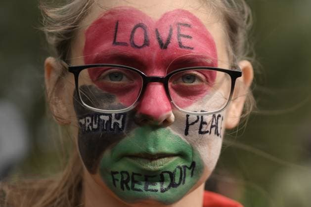 Arrests at the Lift the Ban protest in Liverpool LIVERPOOL, UNITED KINGDOM - SEPTEMBER 27: A demonstrator with face painted in the colors of the Palestinian flag participates in a Lift the Ban protest organized by supporters of Palestine Action outside the venue of the Labour Party Conference in Liverpool, United Kingdom, on September 27, 2026. Protesters called for the lifting of the ban imposed on the group, with multiple individuals being detained by police during the action. Rasid Necati Aslim Anadolu Liverpool United Kingdom. Editorial use only. Please get in touch for any other usage.  Copyright: x2026xAnadoluxRasidxNecatixAslimx