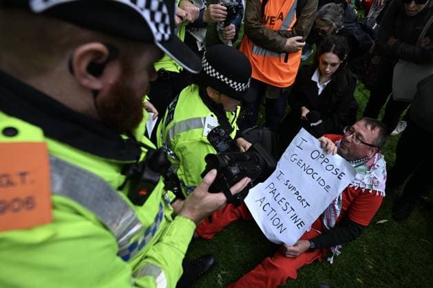 Arrests at the Lift the Ban protest in Liverpool LIVERPOOL, UNITED KINGDOM - SEPTEMBER 27: Supporters of Palestine Action are detained by police during a Lift the Ban rally outside the venue of the Labour Party Conference as they call for the lifting of the ban on the group, in Liverpool, United Kingdom on September 27, 2026. Rasid Necati Aslim Anadolu Liverpool United Kingdom. Editorial use only. Please get in touch for any other usage.  Copyright: x2026xAnadoluxRasidxNecatixAslimx