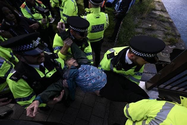Arrests at the Lift the Ban protest in Liverpool LIVERPOOL, UNITED KINGDOM - SEPTEMBER 27: Supporters of Palestine Action are detained by police during a Lift the Ban rally outside the venue of the Labour Party Conference as they call for the lifting of the ban on the group, in Liverpool, United Kingdom on September 27, 2026. Rasid Necati Aslim Anadolu Liverpool United Kingdom. Editorial use only. Please get in touch for any other usage.  Copyright: x2026xAnadoluxRasidxNecatixAslimx