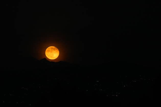 Weather Clears In Nepali Capital Kathmandu After Four Consecutive Days Of Rainfall Moon rises behind snow-capped mountain ranges surrounding Kathmandu, Nepal, on September 27, 2026. The weather in the Kathmandu Valley has cleared after four consecutive days of rainfall. With sunshine appearing from the afternoon, daily life in the Valley has gradually returned to normal. Continuous rainfall had increased water levels in rivers and streams, including the Bagmati and Bishnumati, while roads and transportation services were also affected at various locations. As the weather improved, vehicle and pedestrian movement increased on the roads. KATHMANDU Bagmati Nepal  Copyright: xSubaasxShresthax originalFilename: shrestha-weatherc260927_npz8z.jpg