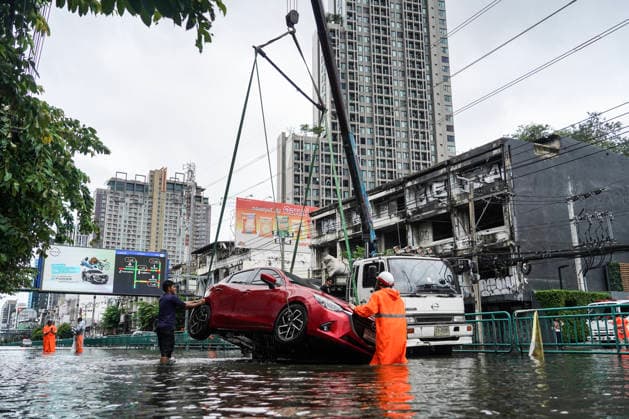 Heavy Rains Across In Bangkok. Workers remove a damaged vehicle from a street following heavy rain in Bangkok, Thailand, on September 27, 2026. All 50 districts in Bangkok have been declared flood disaster zones following the prolonged heavy rain that caused flooding across the capital. Bangkok Bangkok Thailand  Copyright: xAnusakxLaowilasx originalFilename: laowilas-notitle260927_np4tm.jpg