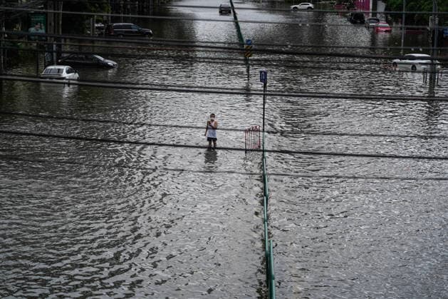 Heavy Rains Across In Bangkok. A man walks through floodwater on a road in Bangkok, Thailand, on September 27, 2026. All 50 districts in Bangkok have been declared flood disaster zones following prolonged heavy rain that caused flooding across the capital. Bangkok Bangkok Thailand  Copyright: xAnusakxLaowilasx originalFilename: laowilas-notitle260927_np5Bi.jpg