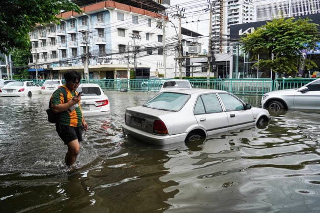 Heavy Rains Across In Bangkok. A man walks through floodwater on a road in Bangkok, Thailand, on September 27, 2026. All 50 districts in Bangkok have been declared flood disaster zones following prolonged heavy rain that caused flooding across the capital. Bangkok Bangkok Thailand  Copyright: xAnusakxLaowilasx originalFilename: laowilas-notitle260927_npa2e.jpg