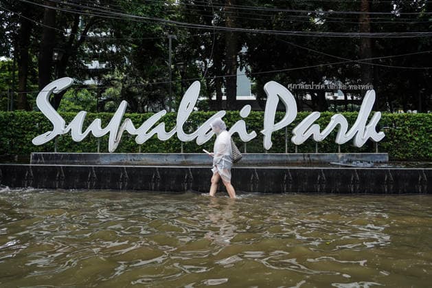 Heavy Rains Across In Bangkok. A woman walks through floodwater on a road in Bangkok, Thailand, on September 27, 2026. All 50 districts in Bangkok have been declared flood disaster zones following prolonged heavy rain that caused flooding across the capital. Bangkok Bangkok Thailand  Copyright: xAnusakxLaowilasx originalFilename: laowilas-notitle260927_npD1b.jpg