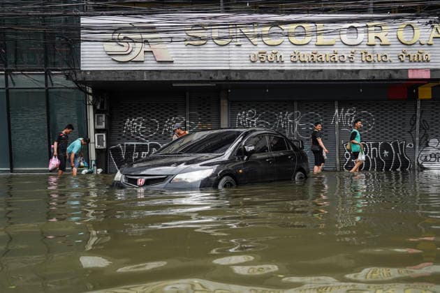 Heavy Rains Across In Bangkok. People walk through floodwater on a road in Bangkok, Thailand, on September 27, 2026. All 50 districts in Bangkok have been declared flood disaster zones following prolonged heavy rain that caused flooding across the capital. Bangkok Bangkok Thailand  Copyright: xAnusakxLaowilasx originalFilename: laowilas-notitle260927_npDID.jpg