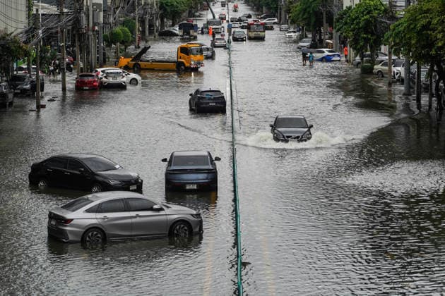 Heavy Rains Across In Bangkok. A car drives through a flooded road in Bangkok, Thailand, on September 27, 2026. All 50 districts in Bangkok have been declared flood disaster zones following prolonged heavy rain that caused flooding across the capital. Bangkok Bangkok Thailand  Copyright: xAnusakxLaowilasx originalFilename: laowilas-notitle260927_npdOO.jpg