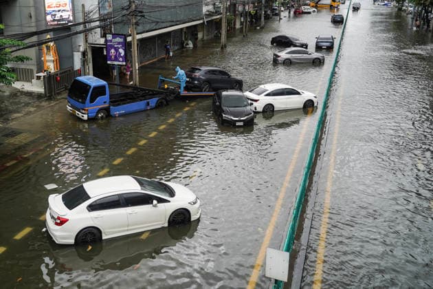 Heavy Rains Across In Bangkok. Workers remove a damaged vehicle from a street following heavy rain in Bangkok, Thailand, on September 27, 2026. All 50 districts in Bangkok have been declared flood disaster zones following the prolonged heavy rain that caused flooding across the capital. Bangkok Bangkok Thailand  Copyright: xAnusakxLaowilasx originalFilename: laowilas-notitle260927_npDQr.jpg