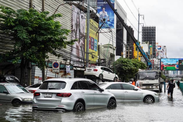 Heavy Rains Across In Bangkok. Workers remove a damaged vehicle from a street following heavy rain in Bangkok, Thailand, on September 27, 2026. All 50 districts in Bangkok have been declared flood disaster zones following the prolonged heavy rain that caused flooding across the capital. Bangkok Bangkok Thailand  Copyright: xAnusakxLaowilasx originalFilename: laowilas-notitle260927_npeaA.jpg
