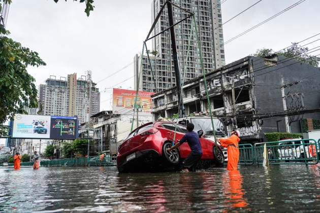 Heavy Rains Across In Bangkok. Workers remove a damaged vehicle from a street following heavy rain in Bangkok, Thailand, on September 27, 2026. All 50 districts in Bangkok have been declared flood disaster zones following the prolonged heavy rain that caused flooding across the capital. Bangkok Bangkok Thailand  Copyright: xAnusakxLaowilasx originalFilename: laowilas-notitle260927_npeaB.jpg
