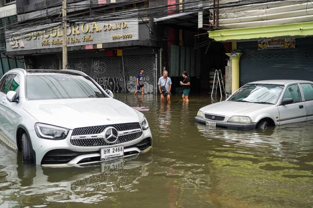 Heavy Rains Across In Bangkok. People walk through floodwater on a road in Bangkok, Thailand, on September 27, 2026. All 50 districts in Bangkok have been declared flood disaster zones following prolonged heavy rain that caused flooding across the capital. Bangkok Bangkok Thailand  Copyright: xAnusakxLaowilasx originalFilename: laowilas-notitle260927_npGgf.jpg