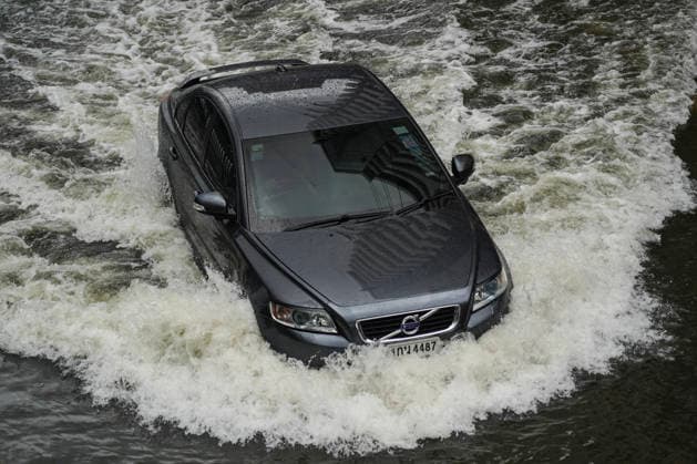 Heavy Rains Across In Bangkok. A car drives through a flooded road in Bangkok, Thailand, on September 27, 2026. All 50 districts in Bangkok have been declared flood disaster zones following prolonged heavy rain that caused flooding across the capital. Bangkok Bangkok Thailand  Copyright: xAnusakxLaowilasx originalFilename: laowilas-notitle260927_npJoE.jpg