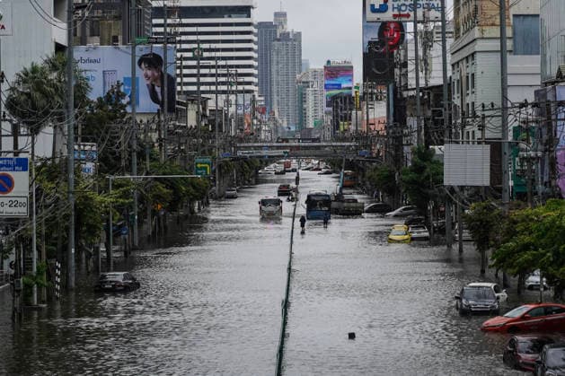 Heavy Rains Across In Bangkok. People walk through floodwater on a road in Bangkok, Thailand, on September 27, 2026. All 50 districts in Bangkok have been declared flood disaster zones following prolonged heavy rain that caused flooding across the capital. Bangkok Bangkok Thailand  Copyright: xAnusakxLaowilasx originalFilename: laowilas-notitle260927_nplRV.jpg