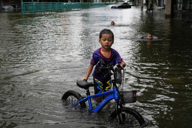 Heavy Rains Across In Bangkok. Children play on a flooded road after heavy rain in Bangkok, Thailand, on September 27, 2026. All 50 districts in Bangkok have been declared flood disaster zones following the prolonged heavy rain that caused flooding across the capital. Bangkok Bangkok Thailand  Copyright: xAnusakxLaowilasx originalFilename: laowilas-notitle260927_npn7Z.jpg