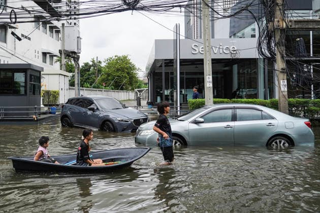 Heavy Rains Across In Bangkok. A man pulls people on a boat through a flooded road in Bangkok, Thailand, on September 27, 2026. All 50 districts in Bangkok have been declared flood disaster zones following prolonged heavy rain that caused flooding across the capital. Bangkok Bangkok Thailand  Copyright: xAnusakxLaowilasx originalFilename: laowilas-notitle260927_npNhX.jpg