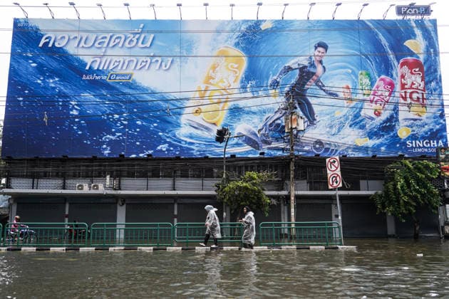 Heavy Rains Across In Bangkok. People walk through floodwater on a road in Bangkok, Thailand, on September 27, 2026. All 50 districts in Bangkok have been declared flood disaster zones following prolonged heavy rain that caused flooding across the capital. Bangkok Bangkok Thailand  Copyright: xAnusakxLaowilasx originalFilename: laowilas-notitle260927_npNVD.jpg