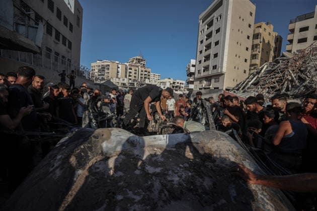 The Israeli army targeted a vehicle in Gaza GAZA CITY, GAZA, PALESTINE - SEPTEMBER 27: Palestinians inspect a heavily damaged vehicle hit by an Israeli unmanned aerial vehicle (UAV) strike at the Industrial Junction in Gaza City, Gaza, Palestine on September 27, 2026. Despite an active ceasefire agreement, Israeli forces continued their attacks on the area, leaving multiple people killed and wounded. Ali Jadallah Anadolu Gaza City Gaza. Editorial use only. Please get in touch for any other usage.  Copyright: x2026xAnadoluxAlixJadallahx