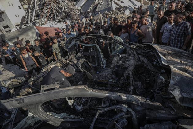 The Israeli army targeted a vehicle in Gaza GAZA CITY, GAZA, PALESTINE - SEPTEMBER 27: Palestinians inspect a heavily damaged vehicle hit by an Israeli unmanned aerial vehicle (UAV) strike at the Industrial Junction in Gaza City, Gaza, Palestine on September 27, 2026. Despite an active ceasefire agreement, Israeli forces continued their attacks on the area, leaving multiple people killed and wounded. Ali Jadallah Anadolu Gaza City Gaza. Editorial use only. Please get in touch for any other usage.  Copyright: x2026xAnadoluxAlixJadallahx