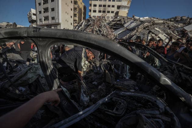 The Israeli army targeted a vehicle in Gaza GAZA CITY, GAZA, PALESTINE - SEPTEMBER 27: Palestinians inspect a heavily damaged vehicle hit by an Israeli unmanned aerial vehicle (UAV) strike at the Industrial Junction in Gaza City, Gaza, Palestine on September 27, 2026. Despite an active ceasefire agreement, Israeli forces continued their attacks on the area, leaving multiple people killed and wounded. Ali Jadallah Anadolu Gaza City Gaza. Editorial use only. Please get in touch for any other usage.  Copyright: x2026xAnadoluxAlixJadallahx
