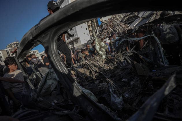 The Israeli army targeted a vehicle in Gaza GAZA CITY, GAZA, PALESTINE - SEPTEMBER 27: Palestinians inspect a heavily damaged vehicle hit by an Israeli unmanned aerial vehicle (UAV) strike at the Industrial Junction in Gaza City, Gaza, Palestine on September 27, 2026. Despite an active ceasefire agreement, Israeli forces continued their attacks on the area, leaving multiple people killed and wounded. Ali Jadallah Anadolu Gaza City Gaza. Editorial use only. Please get in touch for any other usage.  Copyright: x2026xAnadoluxAlixJadallahx