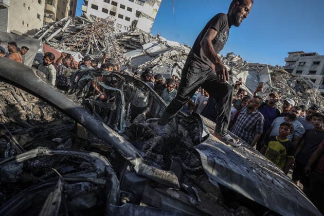 The Israeli army targeted a vehicle in Gaza GAZA CITY, GAZA, PALESTINE - SEPTEMBER 27: Palestinians inspect a heavily damaged vehicle hit by an Israeli unmanned aerial vehicle (UAV) strike at the Industrial Junction in Gaza City, Gaza, Palestine on September 27, 2026. Despite an active ceasefire agreement, Israeli forces continued their attacks on the area, leaving multiple people killed and wounded. Ali Jadallah Anadolu Gaza City Gaza. Editorial use only. Please get in touch for any other usage.  Copyright: x2026xAnadoluxAlixJadallahx