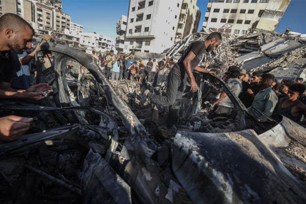 The Israeli army targeted a vehicle in Gaza GAZA CITY, GAZA, PALESTINE - SEPTEMBER 27: Palestinians inspect a heavily damaged vehicle hit by an Israeli unmanned aerial vehicle (UAV) strike at the Industrial Junction in Gaza City, Gaza, Palestine on September 27, 2026. Despite an active ceasefire agreement, Israeli forces continued their attacks on the area, leaving multiple people killed and wounded. Ali Jadallah Anadolu Gaza City Gaza. Editorial use only. Please get in touch for any other usage.  Copyright: x2026xAnadoluxAlixJadallahx