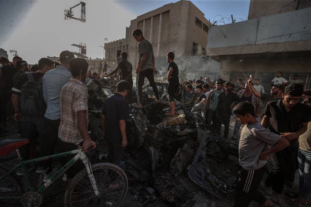 The Israeli army targeted a vehicle in Gaza GAZA CITY, GAZA, PALESTINE - SEPTEMBER 27: Palestinians inspect a heavily damaged vehicle hit by an Israeli unmanned aerial vehicle (UAV) strike at the Industrial Junction in Gaza City, Gaza, Palestine on September 27, 2026. Despite an active ceasefire agreement, Israeli forces continued their attacks on the area, leaving multiple people killed and wounded. Ali Jadallah Anadolu Gaza City Gaza. Editorial use only. Please get in touch for any other usage.  Copyright: x2026xAnadoluxAlixJadallahx