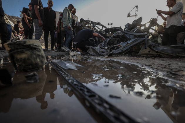 The Israeli army targeted a vehicle in Gaza GAZA CITY, GAZA, PALESTINE - SEPTEMBER 27: Palestinians inspect a heavily damaged vehicle hit by an Israeli unmanned aerial vehicle (UAV) strike at the Industrial Junction in Gaza City, Gaza, Palestine on September 27, 2026. Despite an active ceasefire agreement, Israeli forces continued their attacks on the area, leaving multiple people killed and wounded. Ali Jadallah Anadolu Gaza City Gaza. Editorial use only. Please get in touch for any other usage.  Copyright: x2026xAnadoluxAlixJadallahx