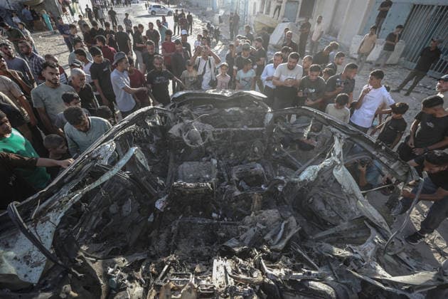 The Israeli army targeted a vehicle in Gaza GAZA CITY, GAZA, PALESTINE - SEPTEMBER 27: Palestinians inspect a heavily damaged vehicle hit by an Israeli unmanned aerial vehicle (UAV) strike at the Industrial Junction in Gaza City, Gaza, Palestine on September 27, 2026. Despite an active ceasefire agreement, Israeli forces continued their attacks on the area, leaving multiple people killed and wounded. Ali Jadallah Anadolu Gaza City Gaza. Editorial use only. Please get in touch for any other usage.  Copyright: x2026xAnadoluxAlixJadallahx