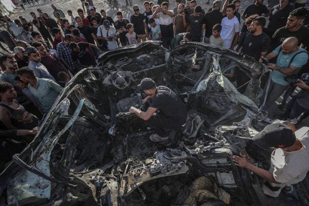 The Israeli army targeted a vehicle in Gaza GAZA CITY, GAZA, PALESTINE - SEPTEMBER 27: Palestinians inspect a heavily damaged vehicle hit by an Israeli unmanned aerial vehicle (UAV) strike at the Industrial Junction in Gaza City, Gaza, Palestine on September 27, 2026. Despite an active ceasefire agreement, Israeli forces continued their attacks on the area, leaving multiple people killed and wounded. Ali Jadallah Anadolu Gaza City Gaza. Editorial use only. Please get in touch for any other usage.  Copyright: x2026xAnadoluxAlixJadallahx