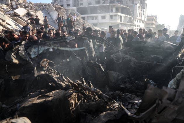 Aftermath of Israeli Airstrike In Gaza Palestinians inspect a vehicle damaged by an Israeli airstrike in Gaza City, on September 27, 2026. Gaza Palestine  Copyright: xMajdixFathix originalFilename: fathi-notitle260927_npngf.jpg
