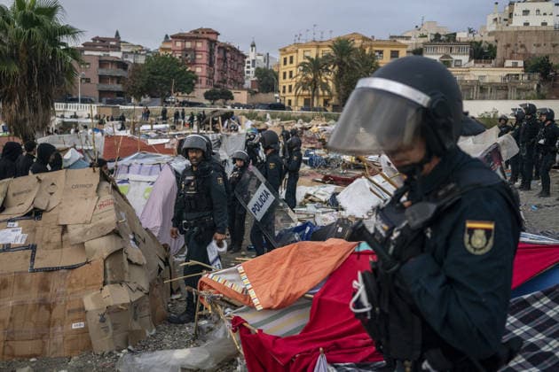 Riot police clear migrant camp near desalination plant in Ceuta CEUTA, SPAIN - SEPTEMBER 27: Riot police officers clear part of a makeshift migrant camp at Benitez Beach during an operation to establish a security perimeter around Ceuta s desalination plant following the mass crossing of migrants from Morocco, in Ceuta, Spain, on September 27, 2026. Jose Colon Anadolu Ceuta Spain. Editorial use only. Please get in touch for any other usage.  Copyright: x2026xAnadoluxJosexColonx