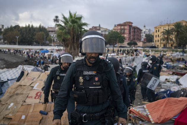 Riot police clear migrant camp near desalination plant in Ceuta CEUTA, SPAIN - SEPTEMBER 27: Riot police officers clear part of a makeshift migrant camp at Benitez Beach during an operation to establish a security perimeter around Ceuta s desalination plant following the mass crossing of migrants from Morocco, in Ceuta, Spain, on September 27, 2026. Jose Colon Anadolu Ceuta Spain. Editorial use only. Please get in touch for any other usage.  Copyright: x2026xAnadoluxJosexColonx