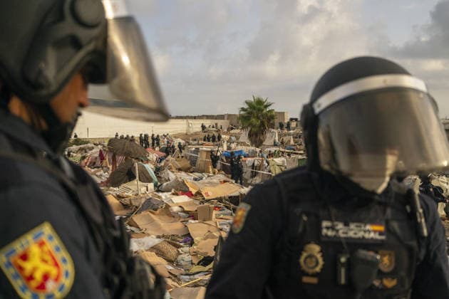Riot police clear migrant camp near desalination plant in Ceuta CEUTA, SPAIN - SEPTEMBER 27: Riot police officers clear part of a makeshift migrant camp at Benitez Beach during an operation to establish a security perimeter around Ceuta s desalination plant following the mass crossing of migrants from Morocco, in Ceuta, Spain, on September 27, 2026. Jose Colon Anadolu Ceuta Spain. Editorial use only. Please get in touch for any other usage.  Copyright: x2026xAnadoluxJosexColonx