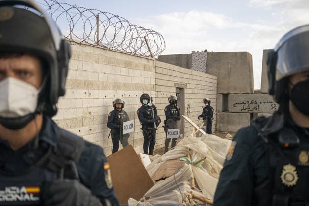 Riot police clear migrant camp near desalination plant in Ceuta CEUTA, SPAIN - SEPTEMBER 27: Riot police officers clear part of a makeshift migrant camp at Benitez Beach during an operation to establish a security perimeter around Ceuta s desalination plant following the mass crossing of migrants from Morocco, in Ceuta, Spain, on September 27, 2026. Jose Colon Anadolu Ceuta Spain. Editorial use only. Please get in touch for any other usage.  Copyright: x2026xAnadoluxJosexColonx
