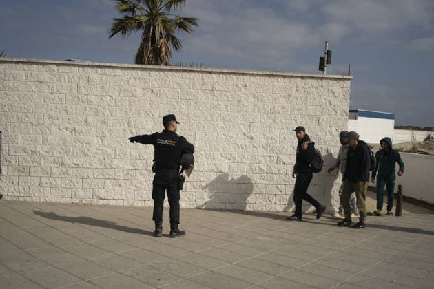 Riot police clear migrant camp near desalination plant in Ceuta CEUTA, SPAIN - SEPTEMBER 27: Riot police officers clear part of a makeshift migrant camp at Benitez Beach during an operation to establish a security perimeter around Ceuta s desalination plant following the mass crossing of migrants from Morocco, in Ceuta, Spain, on September 27, 2026. Jose Colon Anadolu Ceuta Spain. Editorial use only. Please get in touch for any other usage.  Copyright: x2026xAnadoluxJosexColonx
