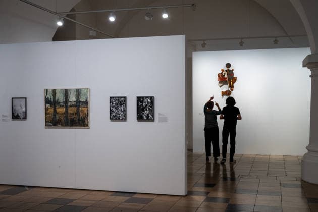 Art Photography Modern Art Exhibition City Hall 27 09 2026 Frankfurt (Oder) City Hall Brandenburg State Museum of Modern Art Exhibition Opening SPRINT, UNISON, ENDURANCE RUN: Images of Sports 27 09 2026 through 22 11 2026 Hans Ticha, *Ball Players*, 1980, painted wood and metal, back right; photo by Eberhard Thonfeld, Frankfurt (Oder), Brandenburg, GER