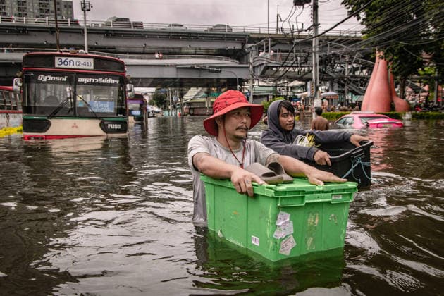 Aftermath of heavy rain in Bangkok BANGKOK, THAILAND - SEPTEMBER 27: People walk along a flooded road past submerged cars after heavy rainfall in Bangkok, Thailand on September 27, 2026. The Thai Meteorological Department issued warnings for heavy to very heavy rainfall affecting Greater Bangkok and provinces across Thailand. Wissarut Weerasopon Anadolu Bangkok Thailand. Editorial use only. Please get in touch for any other usage.  Copyright: x2026xAnadoluxWissarutxWeerasoponx
