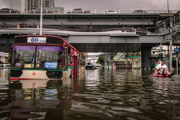 Aftermath of heavy rain in Bangkok BANGKOK, THAILAND - SEPTEMBER 27: People navigate a small boat through floodwaters along a flooded Seri Thai road after heavy rainfall in Bangkok, Thailand on September 27, 2026. The Thai Meteorological Department issued warnings for heavy to very heavy rainfall affecting Greater Bangkok and provinces across Thailand. Wissarut Weerasopon Anadolu Bangkok Thailand. Editorial use only. Please get in touch for any other usage.  Copyright: x2026xAnadoluxWissarutxWeerasoponx