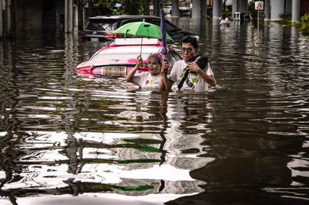Aftermath of heavy rain in Bangkok BANGKOK, THAILAND - SEPTEMBER 27: People walk through on a road as cars are submerged in floodwater after heavy rainfall in Bangkok, Thailand on September 27, 2026. The Thai Meteorological Department issued warnings for heavy to very heavy rainfall affecting Greater Bangkok and provinces across Thailand. Wissarut Weerasopon Anadolu Bangkok Thailand. Editorial use only. Please get in touch for any other usage.  Copyright: x2026xAnadoluxWissarutxWeerasoponx
