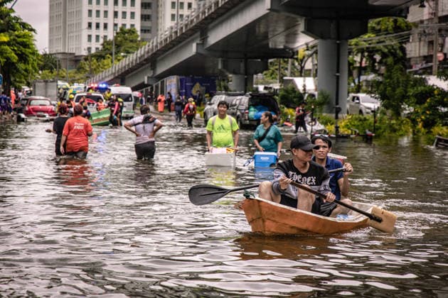 Aftermath of heavy rain in Bangkok BANGKOK, THAILAND - SEPTEMBER 27: People navigate a small boat through floodwaters along a flooded Seri Thai road after heavy rainfall in Bangkok, Thailand on September 27, 2026. The Thai Meteorological Department issued warnings for heavy to very heavy rainfall affecting Greater Bangkok and provinces across Thailand. Wissarut Weerasopon Anadolu Bangkok Thailand. Editorial use only. Please get in touch for any other usage.  Copyright: x2026xAnadoluxWissarutxWeerasoponx